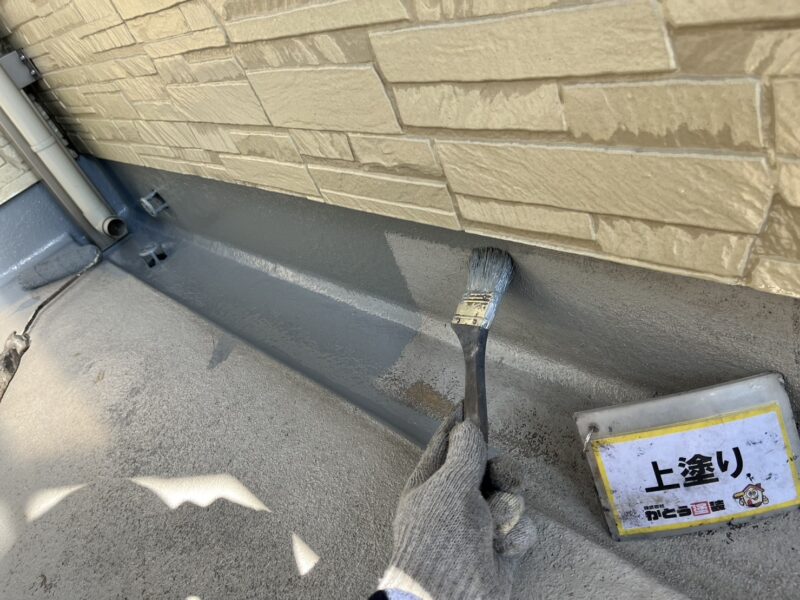 上塗りの様子です。<br />立ち上がり部分も塗装していきます。