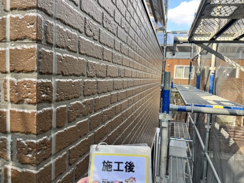 施工後の外壁のお写真です。<br />玄関まわりのレンガ調のサイディングがお家のワンポイントとなり、お洒落ですね。