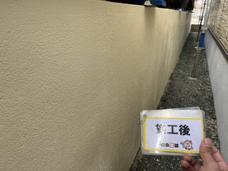 施工後の塀のお写真です。<br />施工前は薄いピンク色でしたが、亀裂を修繕し、外壁と合うような優しいカラーで仕上げました。