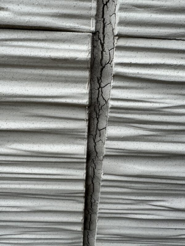 外壁のコーキングは劣化し硬くなり、ヒビ割れが起きていました。<br />部分的に隙間があいている箇所があるため、今回打ち替えます。<br />ここのお宅のコーキングは硬化不良をおこしておりました。