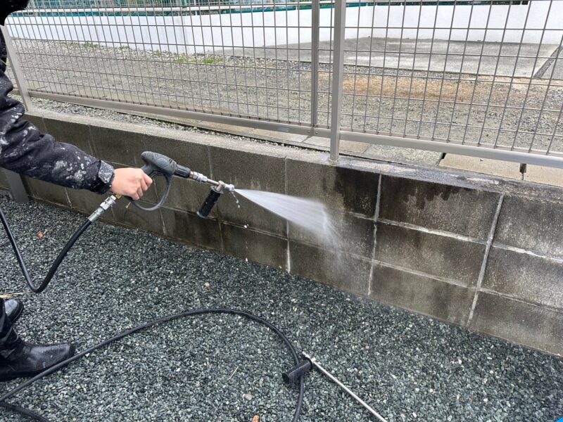 塀の高圧洗浄の様子です。