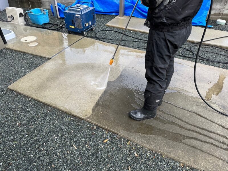 土間コンクリートの高圧洗浄の様子です。<br />洗浄するだけでも綺麗になります。