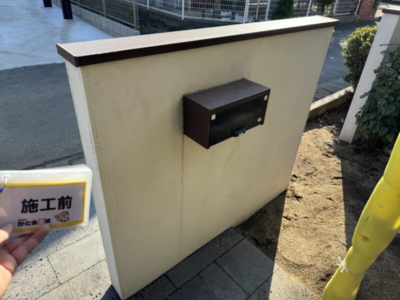 施工前の塀とポストのお写真です。<br />雨風にさらされ、黒く雨筋が入っています。
