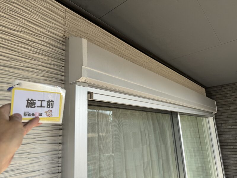 施工前のシャッターボックスのお写真です。<br />普段なかなか掃除ができない箇所なので汚れが目立ちます。