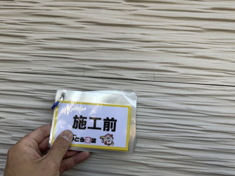 外壁部分に、細かいクラックが多数見受けられました。