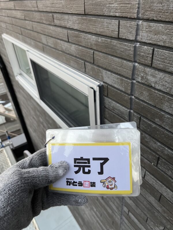 外壁の他にサッシまわりのシーリングも打ち替えを行いました、化粧うちで色を目地に合わせています。