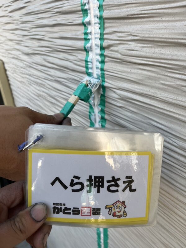 専用のヘラで押し込んでいきます。<br />中に空気を入れず、側面への密着を高めるための重要な作業です。