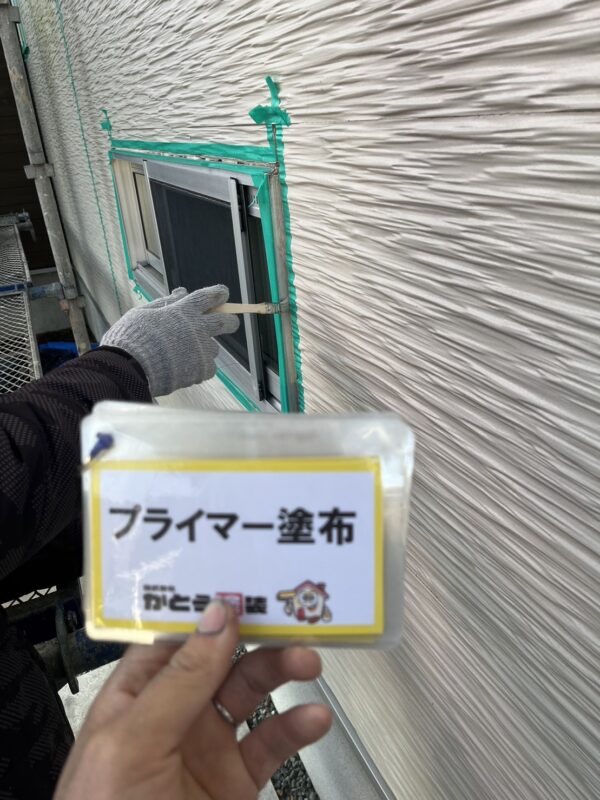 目地に下塗り材のシーリングプライマーを塗布していきます。