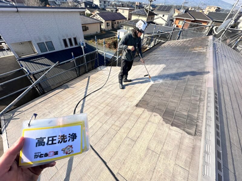 屋根の高圧洗浄の様子です、こんなに汚れやコケが付着しておりました。