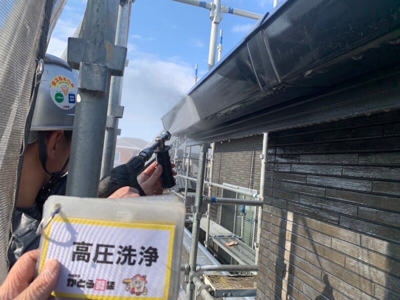 雨樋の高圧洗浄の様子です。<br />汚れが溜まりやすい裏側も洗浄していきます。