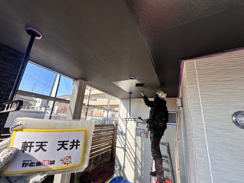 天井の塗装の様子です。