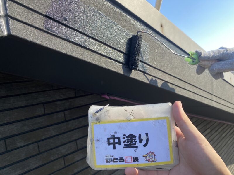 破風の中塗りの様子です。