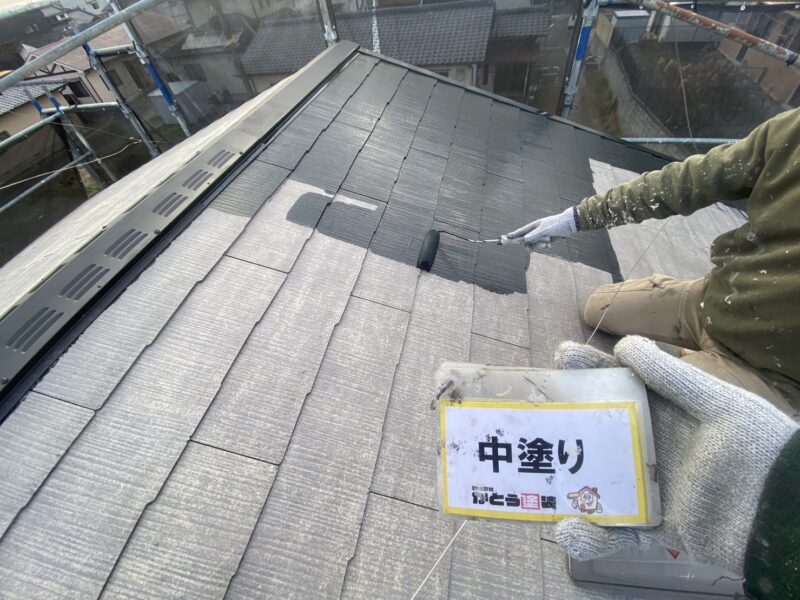 中塗りの様子です。<br />無機フッ素塗料を使用しています。