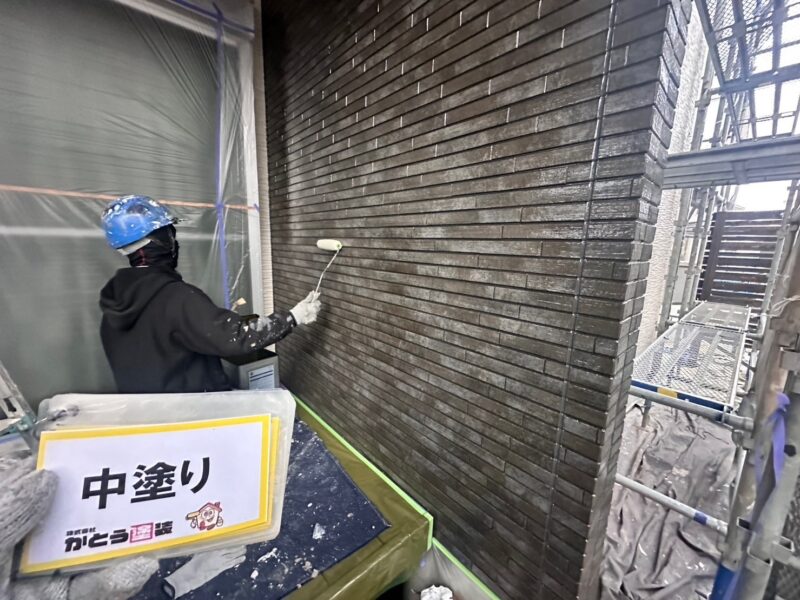 クリアー塗装中塗りの様子です。<br />3分艶で塗装しています。