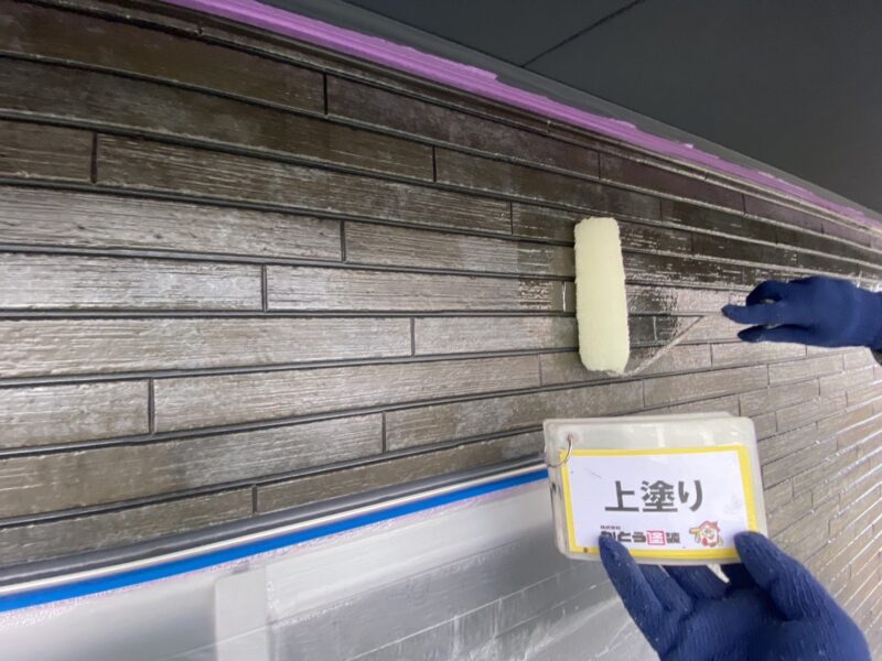 クリアー塗装上塗りの様子です。<br />塗ったすぐは、ギラギラしていますが乾くと落ち着いた艶になります。