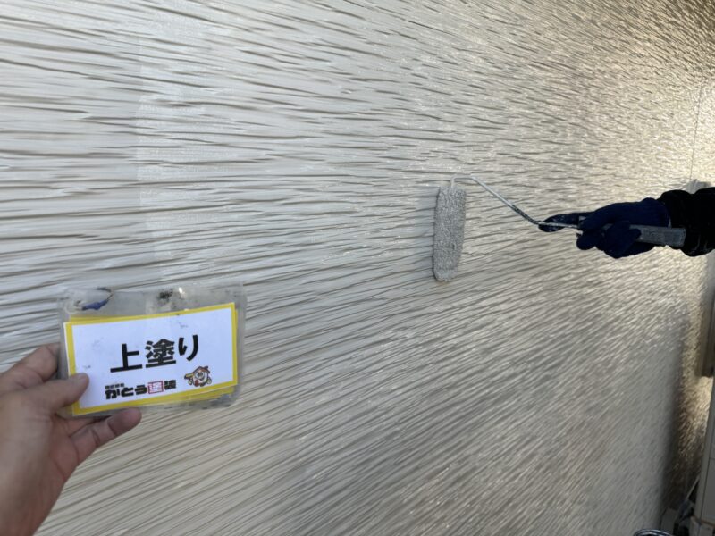 上塗りの様子です。<br />同じ色で上塗りしても、塗り残しの場所が一目で分かるため、しっかりとした量の塗料を塗り込んで綺麗に仕上げていきます。