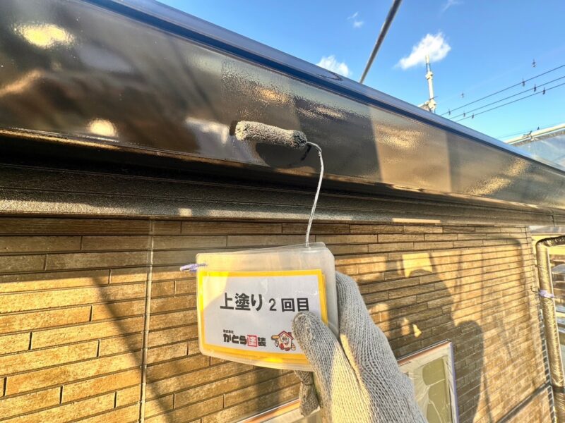 雨樋の上塗りの様子です。<br />使用している4Fフッ素塗料は、非常に長持ちする塗料になります。<br />しっかりと2回塗りで仕上げます。