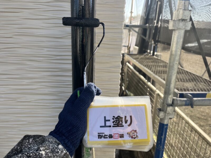 雨樋の上塗りの様子です。<br />付帯部は紫外線の影響を受けて退色やチョーキングしやすいので、弊社ではウレタンやシリコンはあまり使用しません。