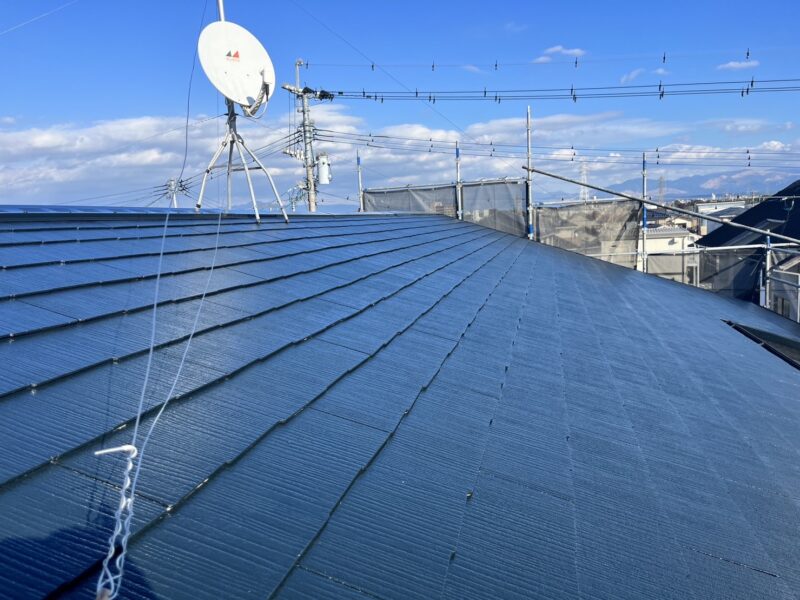 施工後の屋根のお写真です。<br />高耐候塗料で仕上げており、コケや藻が発生しにくく、長く光沢を維持することができます。