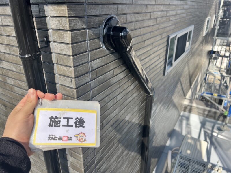 施工後の雨樋のお写真です。<br />ブラックで塗装し、艶が出たことにより引き締まった印象です。<br />