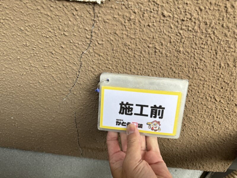 外壁のクラックが複数ありました。<br />ヒビ割れ箇所はすべて、塗装前に補修します。