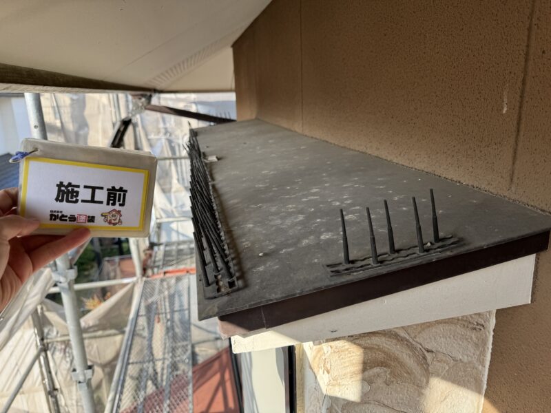 施工前のひさしのお写真です。<br />ハト除けも新しいものを取り付けます。