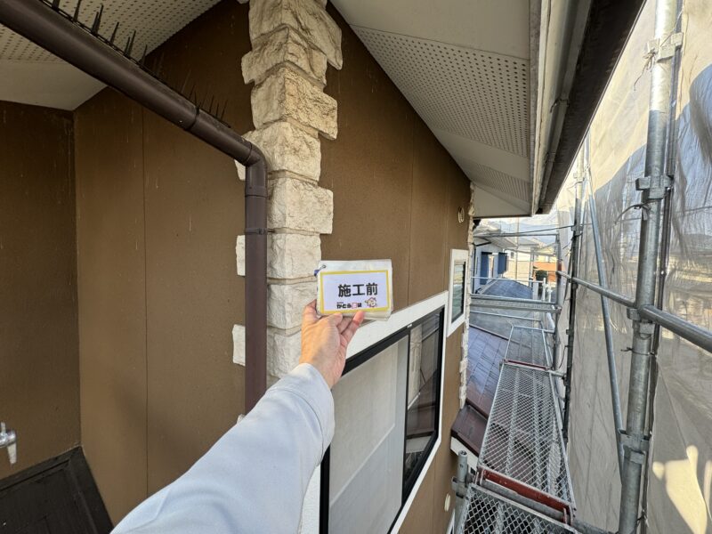 施工前の外壁のお写真です。<br />レンガ調の部分も白さを失い、汚れているのが分かります。