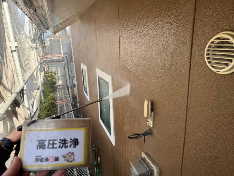 外壁の高圧洗浄の様子です。