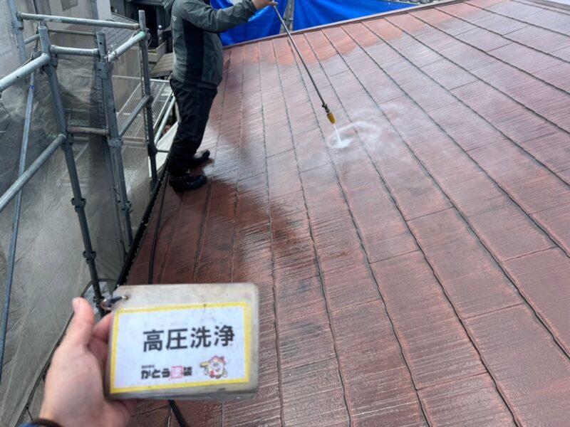 屋根の高圧洗浄の様子です。<br />塗装前に、汚れをしっかり落としていきます。