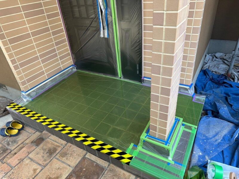 養生の様子です。<br />玄関周りは、滑りにくく破れにくいシートで養生します。