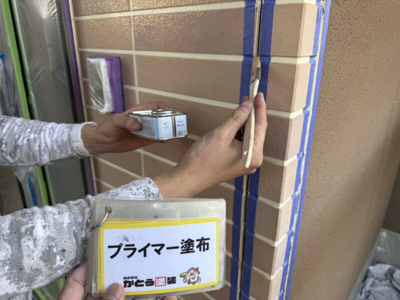 目地に下塗り材のシーリングプライマーを塗布していきます。