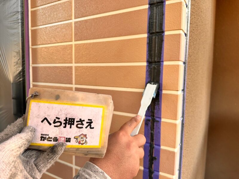 専用のヘラで押し込んでいきます。<br />中に空気を入れず、側面への密着を高めるための重要な作業です。