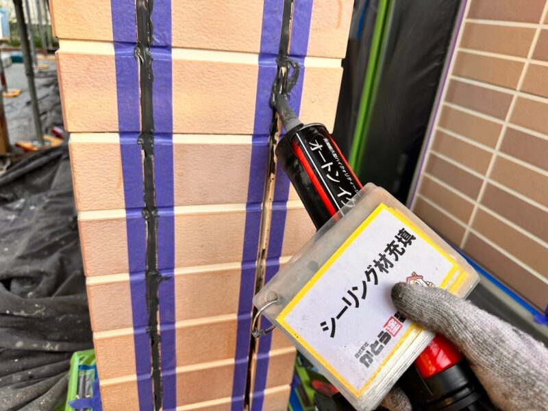 目地にシーリング材を充填していきます。