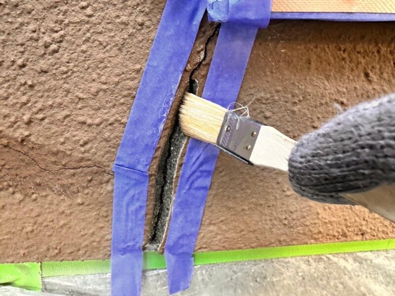 ヒビ割れ箇所にプライマーを塗布し、セメント質を固めます。