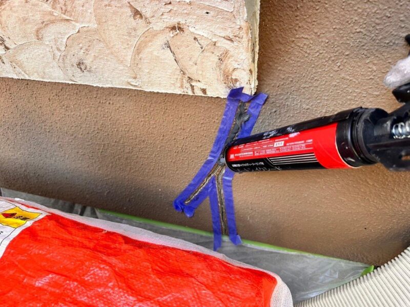 コーキングを充填し、ヒビ割れ箇所を埋めます。