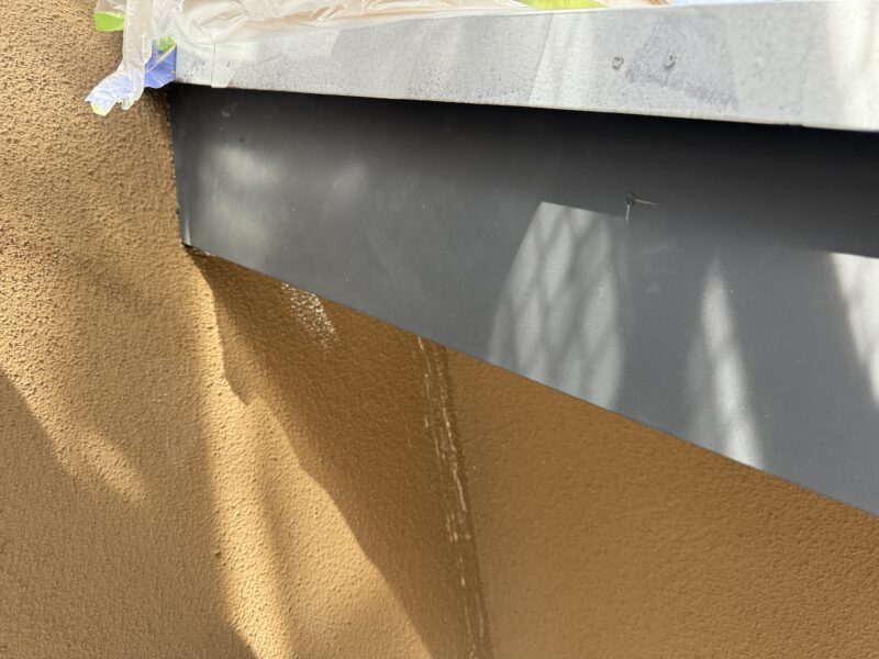 破風には、下地として板金を貼り付けました。