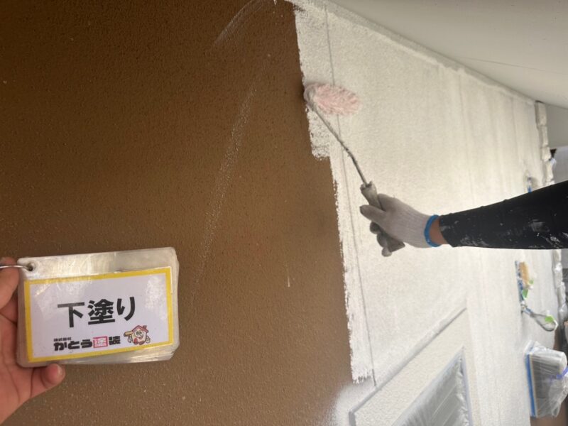 外壁の下塗りの様子です。<br />下塗りは、外壁材と塗料との接着力を高める大切な工程ですので、丁寧におこないます。