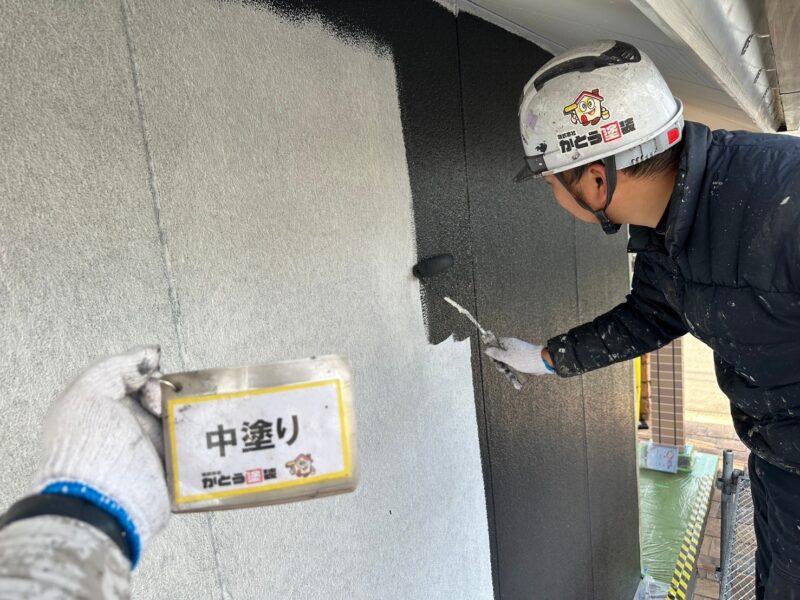 外壁の中塗りの様子です。
