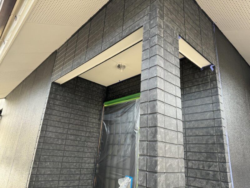 施工後の玄関周りのお写真です。<br />WB工法を用いて、立体感のある上品かつ重厚感あふれる風合いに仕上げました。