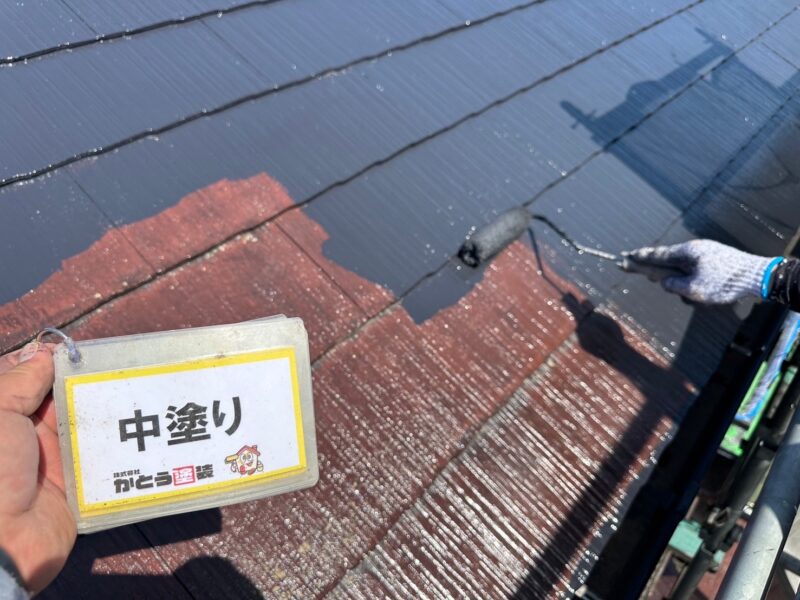 中塗りの様子です。<br />抜群の耐候性・耐久性で屋根材を保護してくれます。