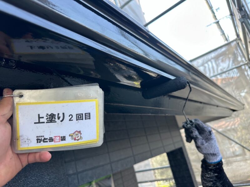 雨樋の上塗りの様子です。