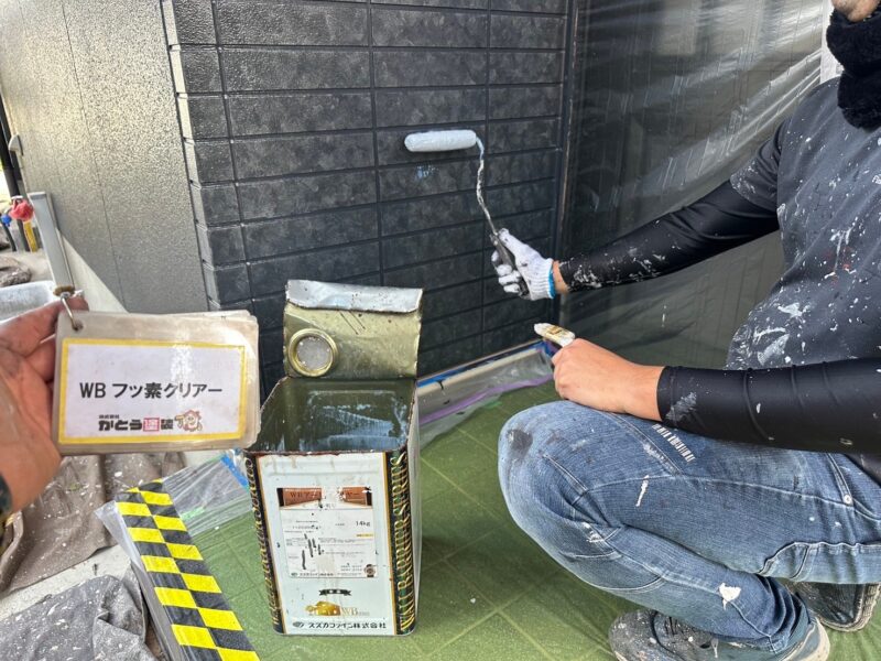 WBアート多彩模様仕上げ工法のクリアー塗装の様子です。