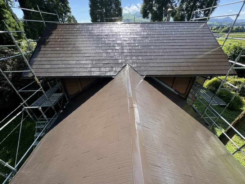 太陽の光を浴び、キラキラと輝く仕上がりまです。<br />ここまで綺麗になると元がどんな屋根だったか思い出せないほどです。