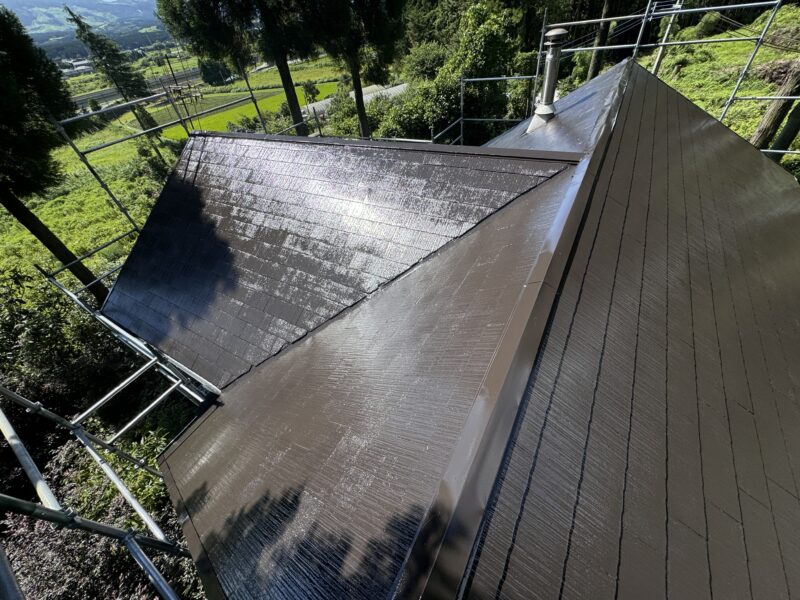 屋根の色は、色味が浮かず木部との調和がとれるよう、落ち着いたカラーにしました。