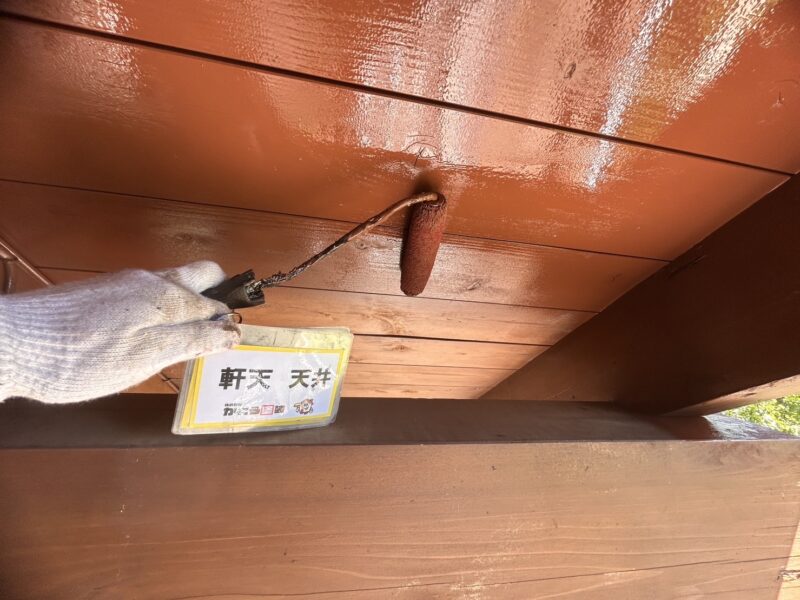 塗っている箇所から艶が出ているのが分かります。