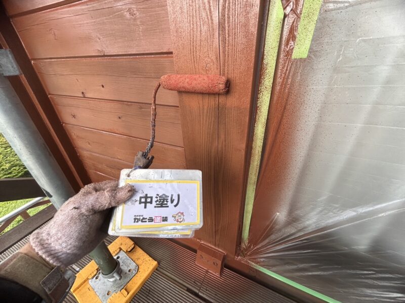 中塗りの様子です。<br />木部専用の塗料で塗装しています。