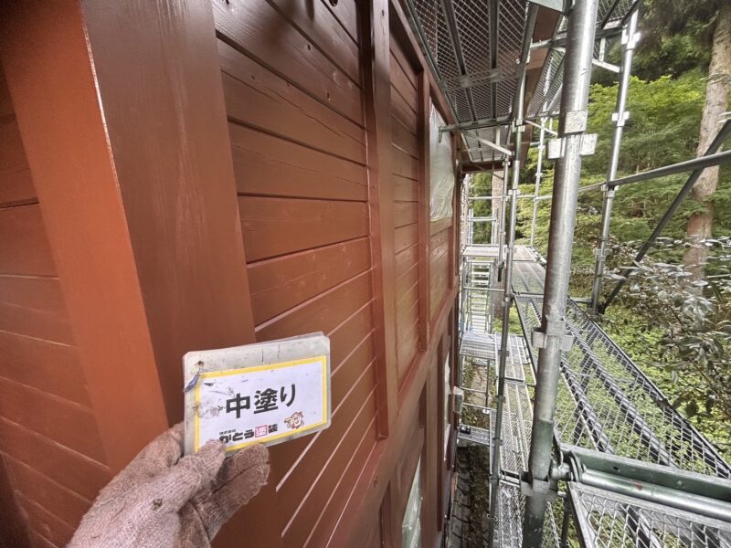 紫外線や雨風に強い塗料で、浸透性が良く着色力が高くなっています。