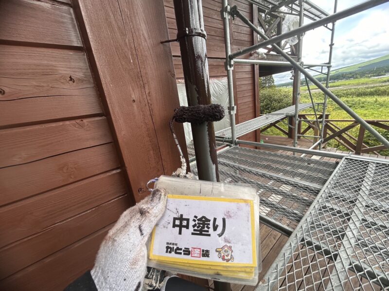 雨樋の中塗りの様子です。