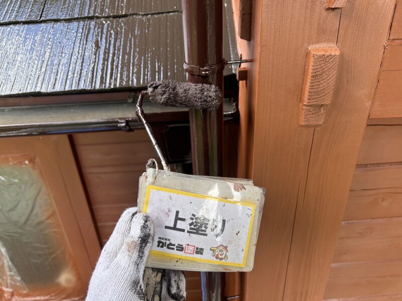 雨樋の上塗りの様子です。