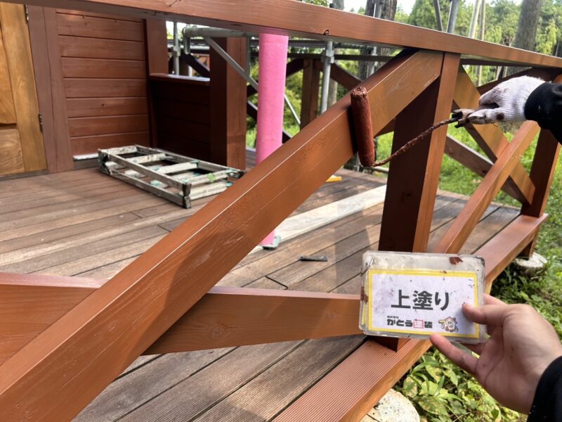 木部の上塗りの様子です。
